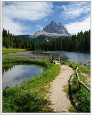 Produktbild von Wallario Wandbild See in Berglandschaft, Größe: 40,30 x 50,30 cm, Poster mit weißem Aluminiumrahmen