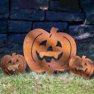 Produktbild von 3x Antiker Rost-Kürbis als Garten-Stecker - Wetterfeste Halloween-Deko aus Kunststoff mit Metall-Optik für Vorgarten & Beet