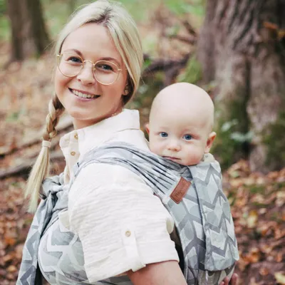 Produktbild von Hoppediz Hop-Tye Advanced - 4-in-1 Babytrage für Neugeborene ab Geburt - Halfbuckle Tragehilfe mit Tuchträgern - mitwachsend bis 20 kg - Design Amsterdam stone