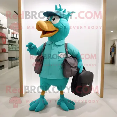 Produktbild von Blaugrüner REDBROKOLY Huhn Maskottchen Kostüm charakter bekleidet mit Bermuda-Shorts und Messenger-Taschen