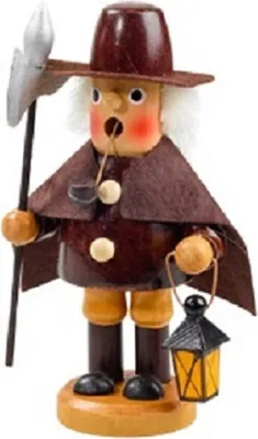 Räuchermännchen Nachtwächter mit einer Laterne und einer Axt. Er trägt einen braunen Hut und Mantel.
