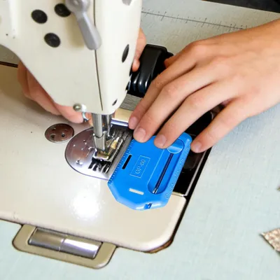 Produktbild von Nahtführung mit Cutter | Magnetische Nähwerkzeuge für Säume und Reparaturen an Kleidung und Stoffen