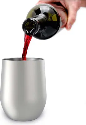 Produktbild von 2er-Pack Edelstahl-Weingläser ohne Stiel aus rostfreiem 18/8-Edelstahl 304, doppelwandig vakuumisoliert und mit abnehmbarem ABS-Deckel. Jedes Glas fasst 355 ml und überzeugt durch kondenswasserfreie, spritzwassergeschützte Nutzung sowie BPA-freie Sicherheit. Ideal für Wein, Kaffee, Cocktails oder Eiscreme – sowohl drinnen als auch draußen. Ein robustes, bruchsicheres und stilvolles Trinkglas für jeden Anlass.
