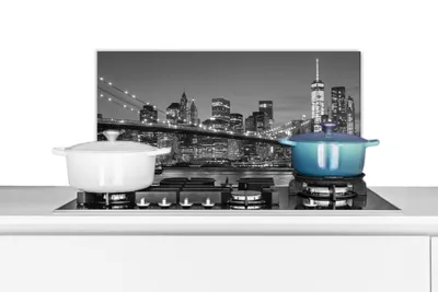 Produktbild von KitchenYeah®  Spritzschutz Küche - Küchenrückwand - Wandschutz für Herd und Spüle - New York - Brooklyn-Brücke - Schwarz - Weiß 70x30 - Alu-Dibond (Alternative zum Spritzschutz aus Glas) - Hitzebestän