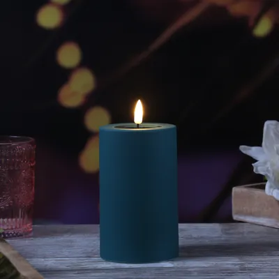 Zdjęcie produktu dla Świeca filarowa LED MIA - tworzywo sztuczne - realistyczny płomień 3D - wysokość: 12,5 cm - do użytku zewnętrznego - ciemnozielona