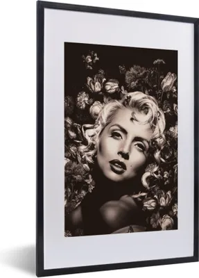 Produktbild von MuchoWow® Gerahmtes Poster Frau - Blumen - Schwarz - Weiß 40x60 cm - Poster mit Schwarzem Bilderrahmen Wandposter Rahmen Foto Bilder - Poster in Rahmen