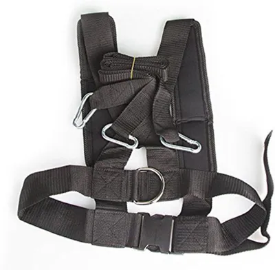 Immagine prodotto di Slitta nera regolabile con ganci robusti, cintura per esercizi in tessuto e metallo, ideale per allenamenti di resistenza, esercizi con pneumatici e slitte