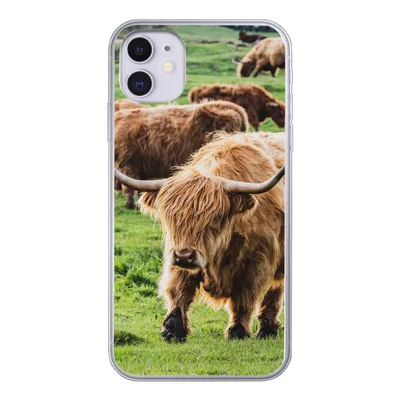 Produktbild von MuchoWow® Handyhülle Schutzhülle Hülle für iPhone 11 Schottische Highlander - Tiere - Gras Silikon Softcase Handy Hülle - Handytasche
