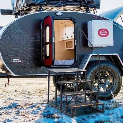 Imagen del producto de Escalera para autocaravana de 4 peldaños con barandilla, escalones portátiles para remolques y piscinas, escalera exterior con peldaños antideslizantes y estructura con recubrimiento en polvo. Ideal para piscinas