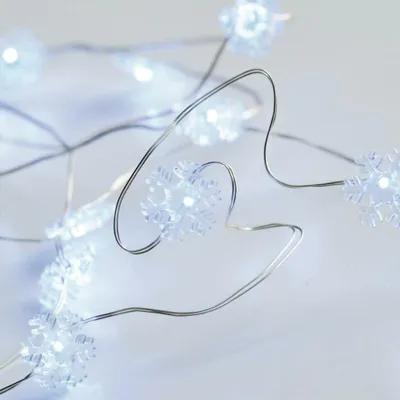 Produktbild von ACA Leuchtende Schneeflocken-Lichterkette mit 20 LEDs, kaltweiß, silberfarbener Kupferdraht, batteriebetrieben (2xAA), Schutzart IP20, 2 m + 10 cm, 1,2 W, X01202114