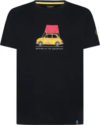 Schwarzes Cinquecento T-Shirt von La Sportiva mit gelbem Auto und rotem Zelt; Aufschrift "MOVING IN THE MOUNTAIN".