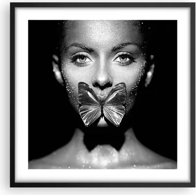 Produktbild von Gerahmtes Poster - Schwarzer Rahmen - Frau Schmetterling Mund - 50x50 cm - Wand Bild - Wanddeko - Wandbilder - Kunstposter - Wandposter - Bilderrahmen - Bilder - Kunstdruck - P2BAC50x50-4637