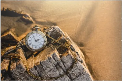 Produktbild von Wallario Wandbild Alte Taschenuhr am Strand, Größe: 61 x 91,5 cm, Poster mit rahmenlosen Bildhalter
