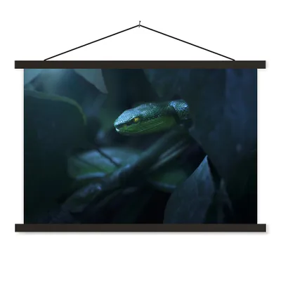 Produktbild von MuchoWow® Textilposter Schlange - Makro - Holz 120x80 cm mit schwarzem Rahmen - Wanddeko