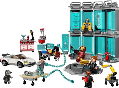 Produktbild von LEGO 76216 Marvel Iron Mans Werkstatt mit 3 Kampf-Anzügen, Spielzeugauto und Roboter, Avengers-Spielzeug zum Bauen, Set mit 5 Minifiguren, Geschenk für Kinder ab 7 Jahren