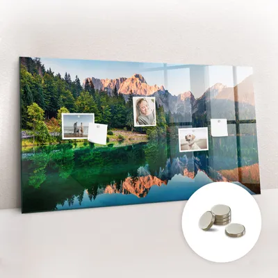 Immagine prodotto di Lavagna magnetica da parete, con superficie in vetro e bordo curvo. Include 5 magneti. Dimensioni: 120x60 cm. Motivo: paesaggio lacustre