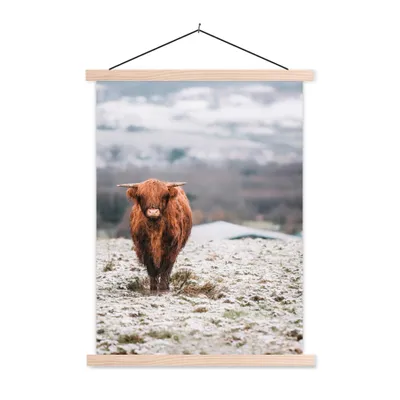 Produktbild von MuchoWow® Textilposter Schottischer Highlander - Schnee - Berg 40x53 cm mit holzfarbenen Rahmen - Schlafzimmer