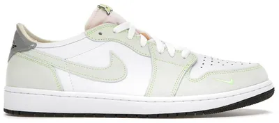 Image de Jordan 1 Retro Low, couleur blanche, avec détails vert "Ghost" et noir - Taille EU 46