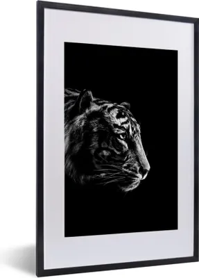 Produktbild von MuchoWow® Gerahmtes Poster Kopf eines Tigers auf einem schwarzen Hintergrund - schwarz und weiß 40x60 cm - Poster mit Schwarzem Bilderrahmen Wandposter Rahmen Foto Bilder - Poster in Rahmen