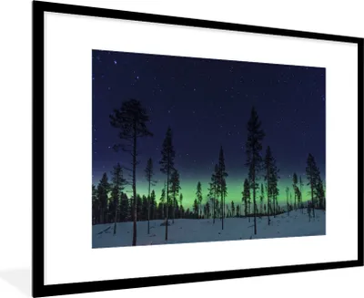 Produktbild von MuchoWow® Gerahmtes Poster Nordlicht - Schnee - Bäume - Natur - Grün 90x60 cm - Poster mit Schwarzem Bilderrahmen Wandposter Rahmen Foto Bilder - Wanddekoration - Fotos