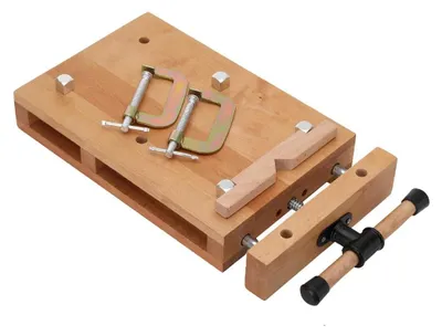 Produktbild von Holz-Werkbank - Mini Hobelbank - Tragbar - Verstellbar - Mit Schraubstock - 52×28×7 cm