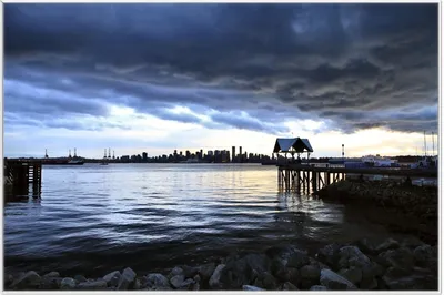 Produktbild von Wallario Wandbild Blick über das Wasser auf Vancouver, Größe: 61 x 91,50 cm, Poster mit weißem Aluminiumrahmen