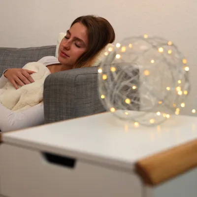 Produktbild von 2 x LED Dekokugel, batteriebetrieben, zum Hinhängen & Hinstellen, extra langes Kabel, Leuchtkugel, Ø 20 cm, silber