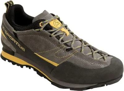 Zustiegsschuh "Boulder X" von La Sportiva in Grau mit gelben Akzenten und Schnürung.