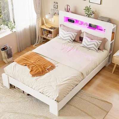 Obrázok produktu pre Postel z dreva, rozmery 140x200 cm, v bielej farbe, s úložným priestorom v hlavovej časti, LED osvetlením a integrovanými zásuvkami, platformová posteľ do spálne