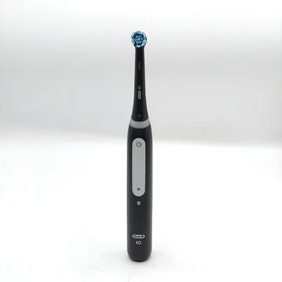 Produktbild von Oral-B Wiederaufladbare elektrische Zahnbürste iO 4 Schwarz, 1 Ersatzkopf, 1 Reiseetui + Zahnpasta Pro-Science Advanced Regeneriert Nagellack 75 ml. 1 Zahnbürste