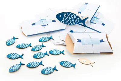 Produktbild von 23 Teile Set maritime Tisch-Deko: 10 kleine Geschenkboxen blau weiß türkis + 12 Stück Deko-STREU FISCHE mit Klebepunkt + 1 Deko-FISCH mit 13 x 6 cm zur Taufe, Kommunion, Kinder-Geburtstag, …