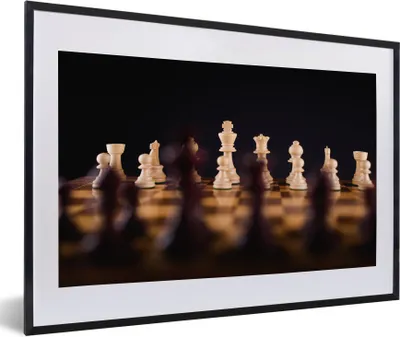 Produktbild von MuchoWow® Gerahmtes Poster Ein Schachspiel vor einem schwarzen Hintergrund 60x40 cm - Poster mit Schwarzem Bilderrahmen Wandposter Rahmen Foto Bilder - Schlafzimmer - Plakat in Rahmen - Drucken