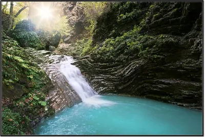Produktbild von Wallario Wandbild Wasserfall in einen verborgenen See, Größe: 61 x 91,50 cm, Poster mit schwarzem Aluminiumrahmen