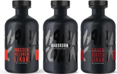 Produktbild von Hardkorn 3er tasting Set Weizenkorn 3x 0,5L (32% Vol) Wassermelonen Likör 0,5L (20% Vol) Sauer Kirsch Likör 0,5L (15% Vol) von Sophia Thomalla- [Enthält Sulfite]