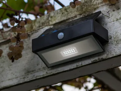 Produktbild von LUTEC Arrow LED Wandleuchte Solar 5000 K 2,3W IP44 Grau