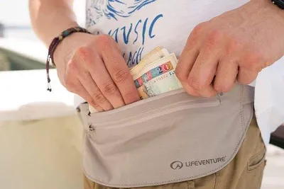 Produktbild von Unyqoos® Reise-Organizer mit integrierter RFID-Blockierung – Dokumenten-Brieftasche für Reisepass, Kreditkarten, Ausweis, Flugticket und Bargeld, grau, Uni
