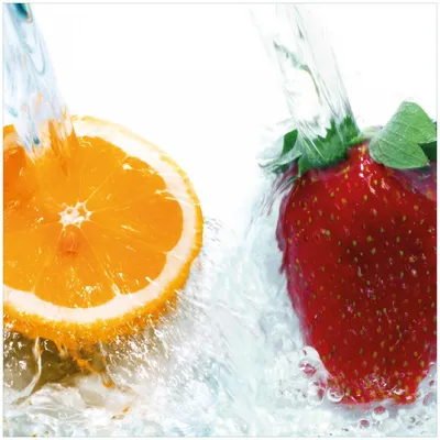 Produktbild von Wallario Premium Glasbild, freischwebende Optik, kräftige Farben, Größe 30 x 30 cm Motiv Frische Früchte übergossen mit Wasser I