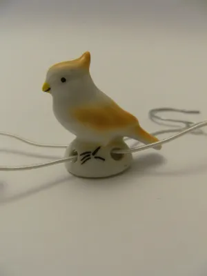 Produktbild von Porzellan Tropfenfänger Haubenlerche, handbemalt für Kaffee- oder Teekannen, Vogel