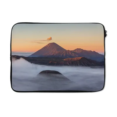 Produktbild von MuchoWow® Laptop Hülle 13 Zoll Morgennebel in der Landschaft des Nationalparks Bromo Tengger Semeru Laptoptasche - Laptophülle - Sleeve - Rundumschutz