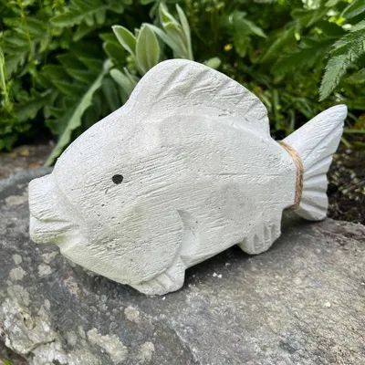 Produktbild von Betonfigur MANNI der Fisch - ein Blickfang für Garten und Teich!