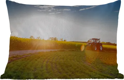Produktbild von MuchoWow® Outdoor Kissen - Traktor - Gras - Sonnenuntergang - 60x40 cm - Wetterfest - Lounge Kissen - Zierkissen - Kissen für Innenräume