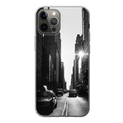 Produktbild von MuchoWow® Handyhülle Schutzhülle Hülle für iPhone 13 Pro Eine ruhige Straße in New York in Schwarz und Weiß Silikon Softcase Handy Hülle - Handy-Tasche