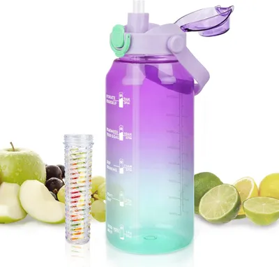 Obrázek produktu pro Láhev na pití o objemu 2 litry, s brčkem, bez BPA, s velkým ukazatelem času pro sledování hydratace, vhodná pro sport, kempování, fialová barva