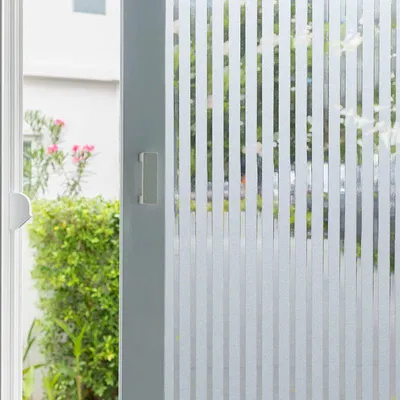 Produktbild von Izrielar Fensterfolie Streifen,Sichtschutzfolie Fenster Milchglasfolie,statisch haftend ohne Klebstoff,Anti-UV Folie für Bad und Büro,60*200CM