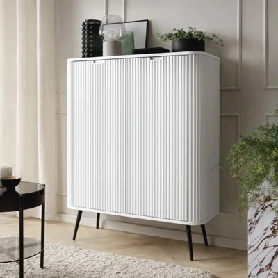 Obrázek produktu pro Vysoká komoda Porto 103 cm bílá Dvoudveřová s drážkovanými čely na černých kovových nohách