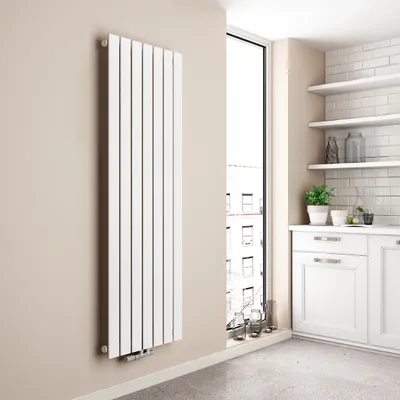 Produktbild von EMKE koupelnový radiátor, vertikální designový deskový radiátor 1600x540mm, bílý plochý, jednovrstvé středové připojení, 991W