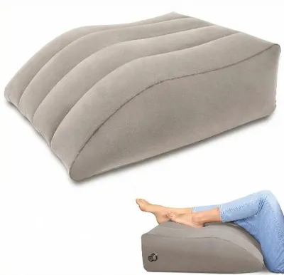 Zdjęcie produktu dla Poduszka do uniesienia nóg JustValue – nadmuchiwana – 63×50 cm – klin 45° – mikropolar