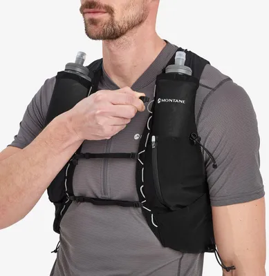 Mann trägt den Montane GECKO VP + Rucksack; ausgestattet mit zwei Wasserflaschen; ideal für Speed- und Running-Aktivitäten.