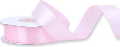 Einseitig glänzendes, weiß gepunktetes rosanes Satinband auf Rolle. Perfekt für Bastelprojekte und Geschenkverpackungen
