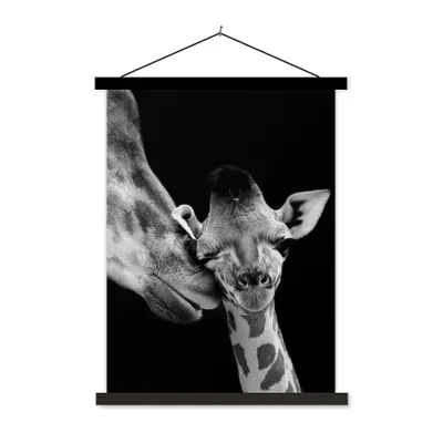 Produktbild von MuchoWow® Textilposter Tiere - Schwarz - Weiß - Giraffe - Porträt 90x120 cm mit schwarzem Rahmen - Dekoration